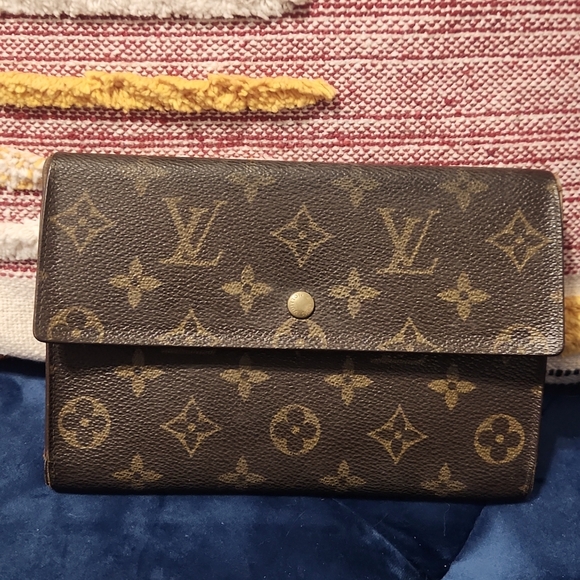 Authentic vintage Louis Vuitton clutch/large wallet. See pictures of wear/tear - Picture 1 of 15
